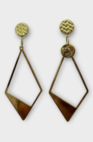 Ellécie crée des boucles d'oreilles uniques alliant qualité et créativité. Elles sont conçues en édition limitée avec une attention particulière à l’éthique et à l’originalité, offrant un accessoire qui permet à chaque femme de se sentir spéciale.