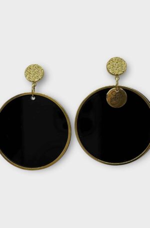 Ellécie crée des boucles d'oreilles uniques alliant qualité et créativité. Elles sont conçues en édition limitée avec une attention particulière à l’éthique et à l’originalité, offrant un accessoire qui permet à chaque femme de se sentir spéciale.