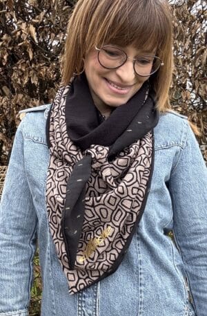 Ellécie crée des foulards élégants et uniques pour les femmes, alliant qualité et créativité. Chaque foulard est conçu en édition limitée avec une attention particulière à l’éthique et à l’originalité, offrant un accessoire qui permet à chaque femme de se sentir spéciale.