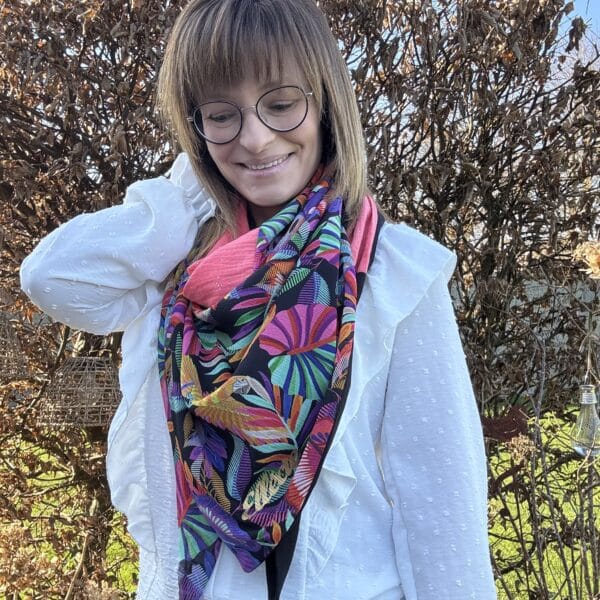 Ellécie crée des foulards élégants et uniques pour les femmes, alliant qualité et créativité. Chaque foulard est conçu en édition limitée avec une attention particulière à l’éthique et à l’originalité, offrant un accessoire qui permet à chaque femme de se sentir spéciale.