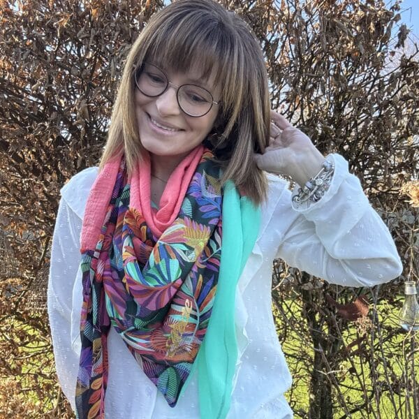 Ellécie crée des foulards élégants et uniques pour les femmes, alliant qualité et créativité. Chaque foulard est conçu en édition limitée avec une attention particulière à l’éthique et à l’originalité, offrant un accessoire qui permet à chaque femme de se sentir spéciale.