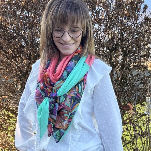 Ellécie crée des foulards élégants et uniques pour les femmes, alliant qualité et créativité. Chaque foulard est conçu en édition limitée avec une attention particulière à l’éthique et à l’originalité, offrant un accessoire qui permet à chaque femme de se sentir spéciale.