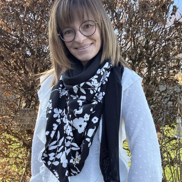 Ellécie crée des foulards élégants et uniques pour les femmes, alliant qualité et créativité. Chaque foulard est conçu en édition limitée avec une attention particulière à l’éthique et à l’originalité, offrant un accessoire qui permet à chaque femme de se sentir spéciale.