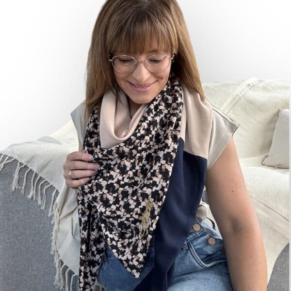 Ellécie crée des foulards élégants et uniques pour les femmes, alliant qualité et créativité. Chaque foulard est conçu en édition limitée avec une attention particulière à l’éthique et à l’originalité, offrant un accessoire qui permet à chaque femme de se sentir spéciale.