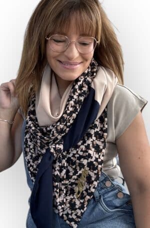 Ellécie crée des foulards élégants et uniques pour les femmes, alliant qualité et créativité. Chaque foulard est conçu en édition limitée avec une attention particulière à l’éthique et à l’originalité, offrant un accessoire qui permet à chaque femme de se sentir spéciale.
