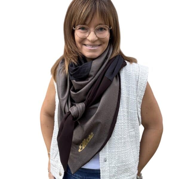 Ellécie crée des foulards élégants et uniques pour les femmes, alliant qualité et créativité. Chaque foulard est conçu en édition limitée avec une attention particulière à l’éthique et à l’originalité, offrant un accessoire qui permet à chaque femme de se sentir spéciale.