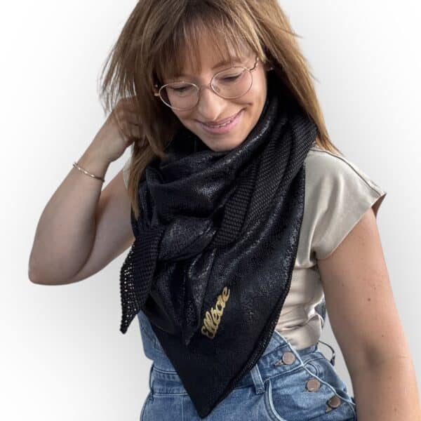 Ellécie crée des foulards élégants et uniques pour les femmes, alliant qualité et créativité. Chaque foulard est conçu en édition limitée avec une attention particulière à l’éthique et à l’originalité, offrant un accessoire qui permet à chaque femme de se sentir spéciale.
