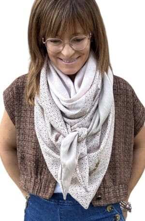 Ellécie crée des foulards élégants et uniques pour les femmes, alliant qualité et créativité. Chaque foulard est conçu en édition limitée avec une attention particulière à l’éthique et à l’originalité, offrant un accessoire qui permet à chaque femme de se sentir spéciale.