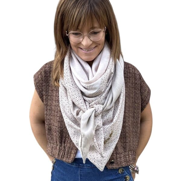 Ellécie crée des foulards élégants et uniques pour les femmes, alliant qualité et créativité. Chaque foulard est conçu en édition limitée avec une attention particulière à l’éthique et à l’originalité, offrant un accessoire qui permet à chaque femme de se sentir spéciale.