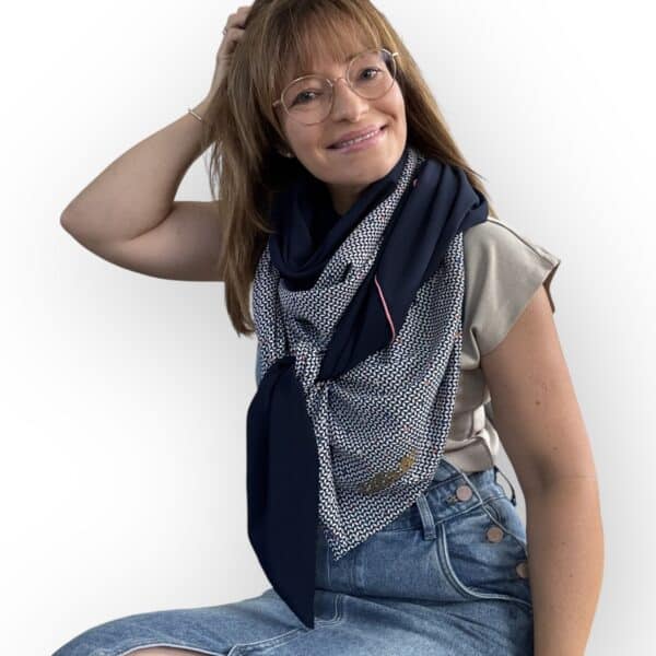 Ellécie crée des foulards élégants et uniques pour les femmes, alliant qualité et créativité. Chaque foulard est conçu en édition limitée avec une attention particulière à l’éthique et à l’originalité, offrant un accessoire qui permet à chaque femme de se sentir spéciale.