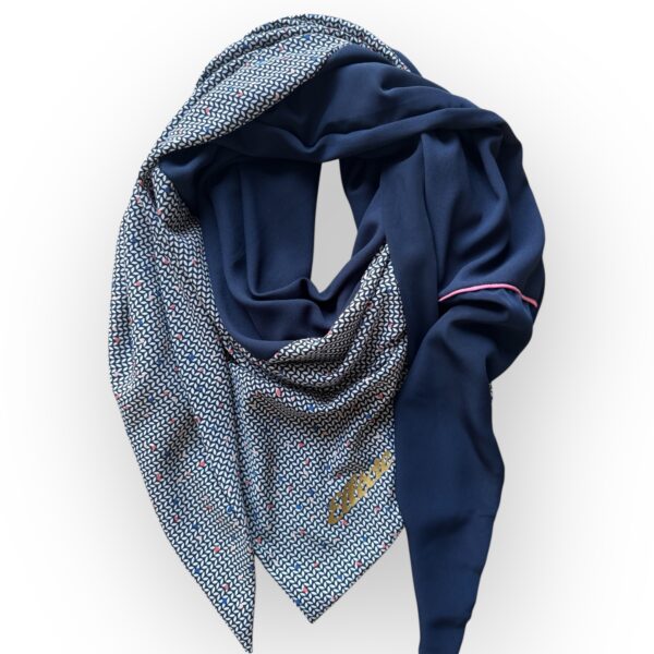 Ellécie crée des foulards élégants et uniques pour les femmes, alliant qualité et créativité. Chaque foulard est conçu en édition limitée avec une attention particulière à l’éthique et à l’originalité, offrant un accessoire qui permet à chaque femme de se sentir spéciale.
