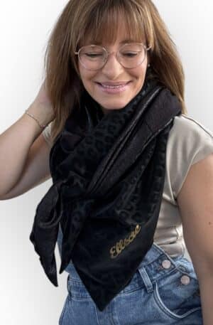 Ellécie crée des foulards élégants et uniques pour les femmes, alliant qualité et créativité. Chaque foulard est conçu en édition limitée avec une attention particulière à l’éthique et à l’originalité, offrant un accessoire qui permet à chaque femme de se sentir spéciale.