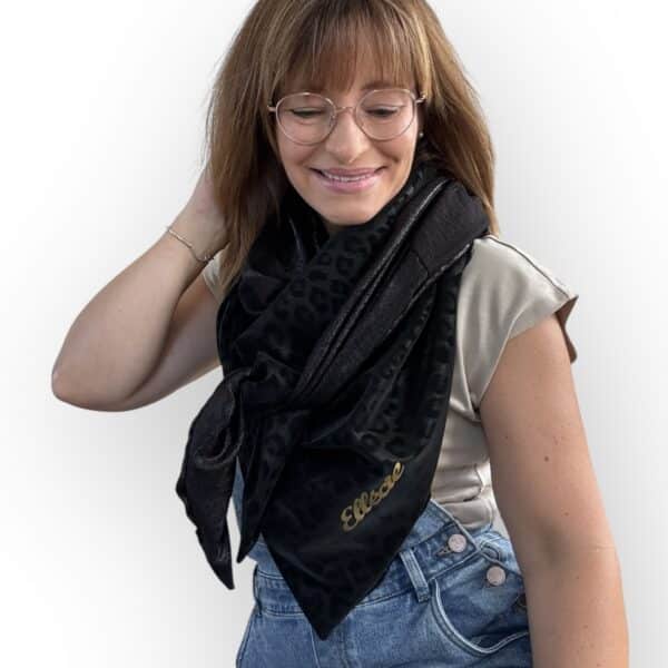 Ellécie crée des foulards élégants et uniques pour les femmes, alliant qualité et créativité. Chaque foulard est conçu en édition limitée avec une attention particulière à l’éthique et à l’originalité, offrant un accessoire qui permet à chaque femme de se sentir spéciale.