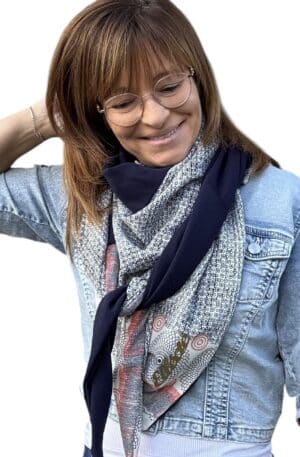 Ellécie crée des foulards élégants et uniques pour les femmes, alliant qualité et créativité. Chaque foulard est conçu en édition limitée avec une attention particulière à l’éthique et à l’originalité, offrant un accessoire qui permet à chaque femme de se sentir spéciale.
