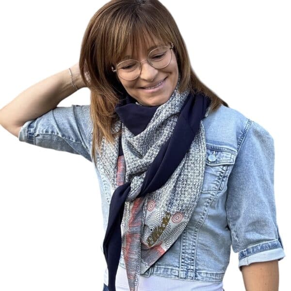 Ellécie crée des foulards élégants et uniques pour les femmes, alliant qualité et créativité. Chaque foulard est conçu en édition limitée avec une attention particulière à l’éthique et à l’originalité, offrant un accessoire qui permet à chaque femme de se sentir spéciale.