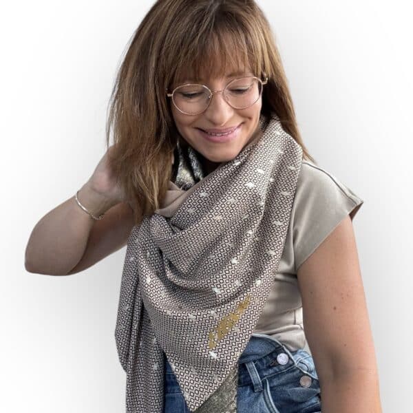 Ellécie crée des foulards élégants et uniques pour les femmes, alliant qualité et créativité. Chaque foulard est conçu en édition limitée avec une attention particulière à l’éthique et à l’originalité, offrant un accessoire qui permet à chaque femme de se sentir spéciale.