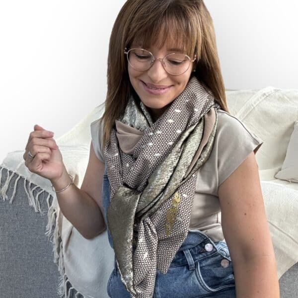 Ellécie crée des foulards élégants et uniques pour les femmes, alliant qualité et créativité. Chaque foulard est conçu en édition limitée avec une attention particulière à l’éthique et à l’originalité, offrant un accessoire qui permet à chaque femme de se sentir spéciale.