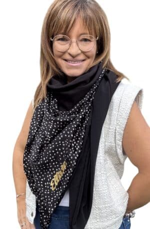 Ellécie crée des foulards élégants et uniques pour les femmes, alliant qualité et créativité. Chaque foulard est conçu en édition limitée avec une attention particulière à l’éthique et à l’originalité, offrant un accessoire qui permet à chaque femme de se sentir spéciale.