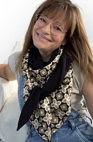 Ellécie crée des foulards élégants et uniques pour les femmes, alliant qualité et créativité. Chaque foulard est conçu en édition limitée avec une attention particulière à l’éthique et à l’originalité, offrant un accessoire qui permet à chaque femme de se sentir spéciale.