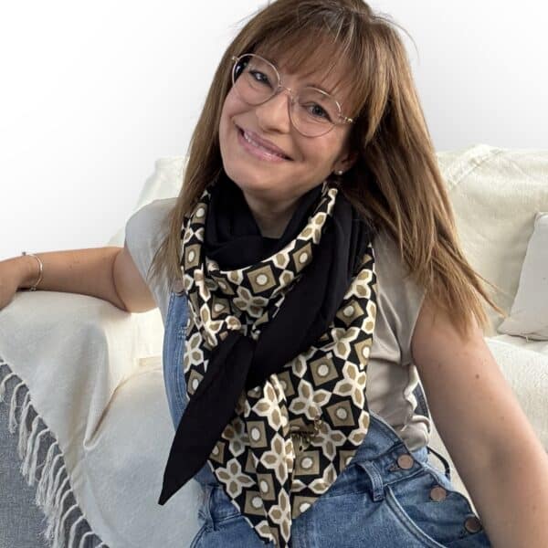 Ellécie crée des foulards élégants et uniques pour les femmes, alliant qualité et créativité. Chaque foulard est conçu en édition limitée avec une attention particulière à l’éthique et à l’originalité, offrant un accessoire qui permet à chaque femme de se sentir spéciale.