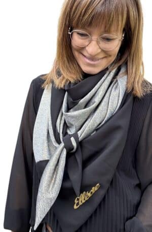 Ellécie crée des foulards élégants et uniques pour les femmes, alliant qualité et créativité. Chaque foulard est conçu en édition limitée avec une attention particulière à l’éthique et à l’originalité, offrant un accessoire qui permet à chaque femme de se sentir spéciale.
