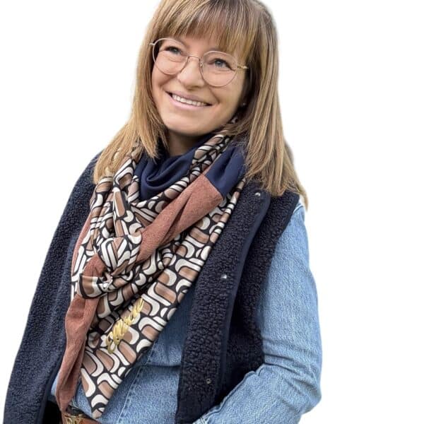Nos foulards triangles sont crées avec trois matières pour allier confort, esthétique et durabilité. Ceux-ci sont conçus avec soin pour ajouter une touche d’élégance intemporelle à votre look. Soyez audacieuse, soyez élégante, soyez vous même avec les foulards Ellécie!