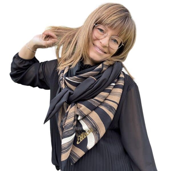 Nos foulards triangles sont crées avec trois matières pour allier confort, esthétique et durabilité. Ceux-ci sont conçus avec soin pour ajouter une touche d’élégance intemporelle à votre look. Soyez audacieuse, soyez élégante, soyez vous même avec les foulards Ellécie!
