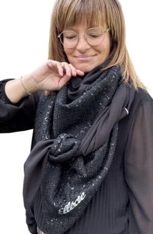 Ellécie crée des foulards élégants et uniques pour les femmes, alliant qualité et créativité. Chaque foulard est conçu en édition limitée avec une attention particulière à l’éthique et à l’originalité, offrant un accessoire qui permet à chaque femme de se sentir spéciale.