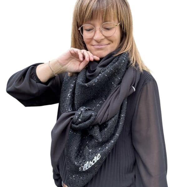 Ellécie crée des foulards élégants et uniques pour les femmes, alliant qualité et créativité. Chaque foulard est conçu en édition limitée avec une attention particulière à l’éthique et à l’originalité, offrant un accessoire qui permet à chaque femme de se sentir spéciale.