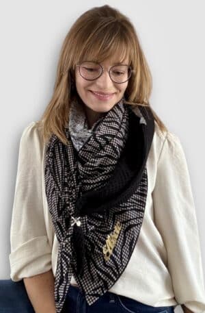 Ellécie crée des foulards élégants et uniques pour les femmes, alliant qualité et créativité. Chaque foulard est conçu en édition limitée avec une attention particulière à l’éthique et à l’originalité, offrant un accessoire qui permet à chaque femme de se sentir spéciale.