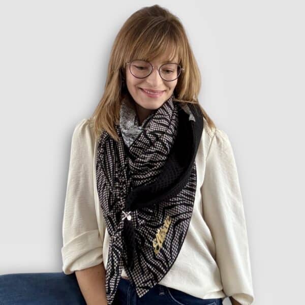 Ellécie crée des foulards élégants et uniques pour les femmes, alliant qualité et créativité. Chaque foulard est conçu en édition limitée avec une attention particulière à l’éthique et à l’originalité, offrant un accessoire qui permet à chaque femme de se sentir spéciale.