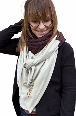 Ellécie crée des foulards élégants et uniques pour les femmes, alliant qualité et créativité. Chaque foulard est conçu en édition limitée avec une attention particulière à l’éthique et à l’originalité, offrant un accessoire qui permet à chaque femme de se sentir spéciale.
