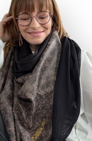 Ellécie crée des foulards élégants et uniques pour les femmes, alliant qualité et créativité. Chaque foulard est conçu en édition limitée avec une attention particulière à l’éthique et à l’originalité, offrant un accessoire qui permet à chaque femme de se sentir spéciale.