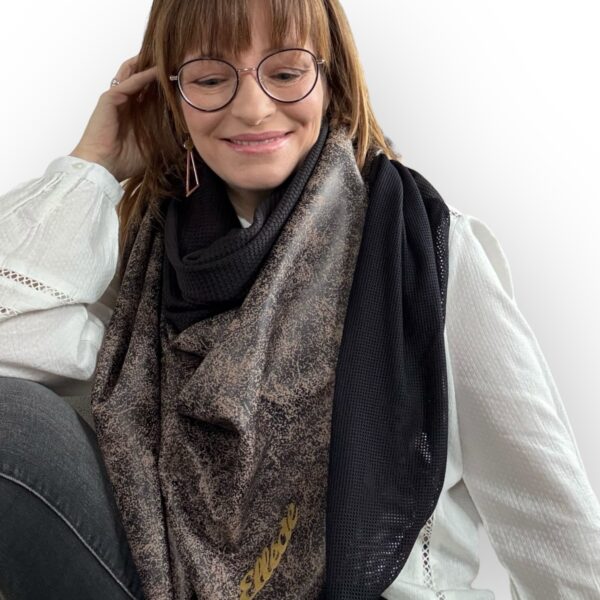 Ellécie crée des foulards élégants et uniques pour les femmes, alliant qualité et créativité. Chaque foulard est conçu en édition limitée avec une attention particulière à l’éthique et à l’originalité, offrant un accessoire qui permet à chaque femme de se sentir spéciale.