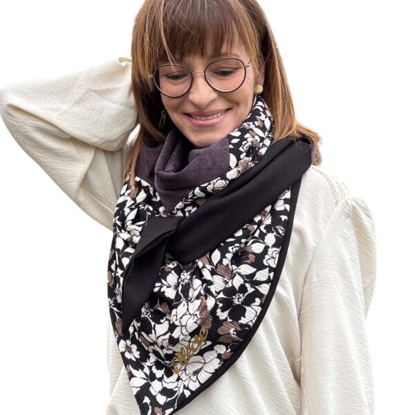 Ellécie crée des foulards élégants et uniques pour les femmes, alliant qualité et créativité. Chaque foulard est conçu en édition limitée avec une attention particulière à l’éthique et à l’originalité, offrant un accessoire qui permet à chaque femme de se sentir spéciale.