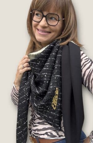 Ellécie crée des foulards élégants et uniques pour les femmes, alliant qualité et créativité. Chaque foulard est conçu en édition limitée avec une attention particulière à l’éthique et à l’originalité, offrant un accessoire qui permet à chaque femme de se sentir spéciale.