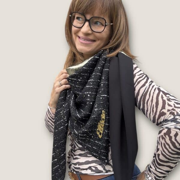 Ellécie crée des foulards élégants et uniques pour les femmes, alliant qualité et créativité. Chaque foulard est conçu en édition limitée avec une attention particulière à l’éthique et à l’originalité, offrant un accessoire qui permet à chaque femme de se sentir spéciale.