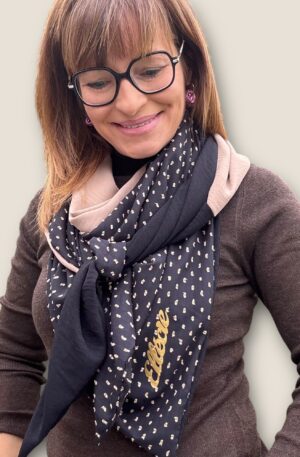 Ellécie crée des foulards élégants et uniques pour les femmes, alliant qualité et créativité. Chaque foulard est conçu en édition limitée avec une attention particulière à l’éthique et à l’originalité, offrant un accessoire qui permet à chaque femme de se sentir spéciale.
