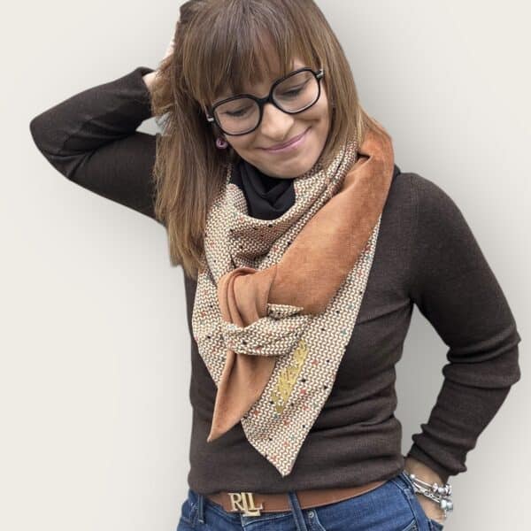 Ellécie crée des foulards élégants et uniques pour les femmes, alliant qualité et créativité. Chaque foulard est conçu en édition limitée avec une attention particulière à l’éthique et à l’originalité, offrant un accessoire qui permet à chaque femme de se sentir spéciale.