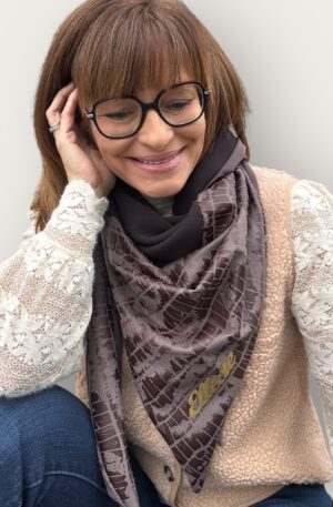 Ellécie crée des foulards élégants et uniques pour les femmes, alliant qualité et créativité. Chaque foulard est conçu en édition limitée avec une attention particulière à l’éthique et à l’originalité, offrant un accessoire qui permet à chaque femme de se sentir spéciale.