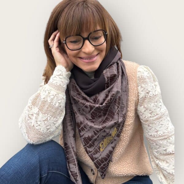 Ellécie crée des foulards élégants et uniques pour les femmes, alliant qualité et créativité. Chaque foulard est conçu en édition limitée avec une attention particulière à l’éthique et à l’originalité, offrant un accessoire qui permet à chaque femme de se sentir spéciale.