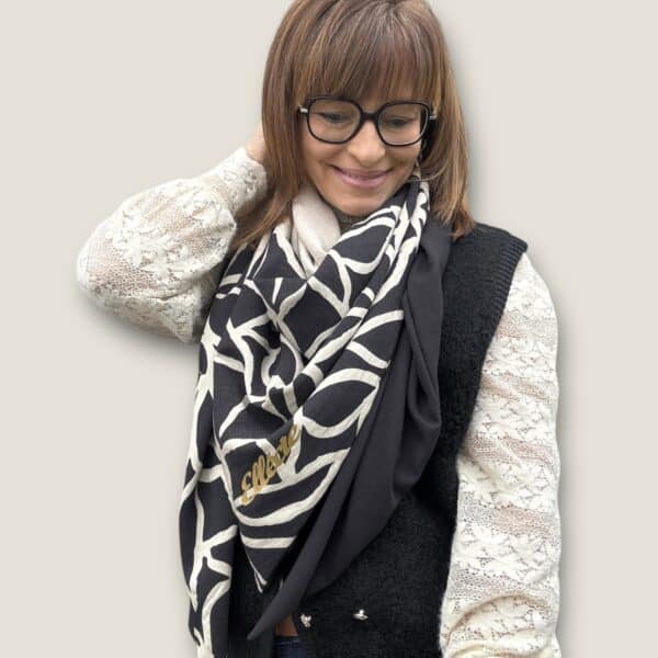Ellécie crée des foulards élégants et uniques pour les femmes, alliant qualité et créativité. Chaque foulard est conçu en édition limitée avec une attention particulière à l’éthique et à l’originalité, offrant un accessoire qui permet à chaque femme de se sentir spéciale.