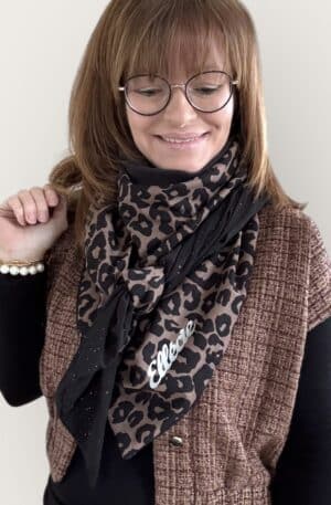 Ellécie crée des foulards élégants et uniques pour les femmes, alliant qualité et créativité. Chaque foulard est conçu en édition limitée avec une attention particulière à l’éthique et à l’originalité, offrant un accessoire qui permet à chaque femme de se sentir spéciale.