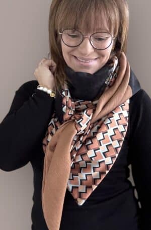 Ellécie crée des foulards élégants et uniques pour les femmes, alliant qualité et créativité. Chaque foulard est conçu en édition limitée avec une attention particulière à l’éthique et à l’originalité, offrant un accessoire qui permet à chaque femme de se sentir spéciale.