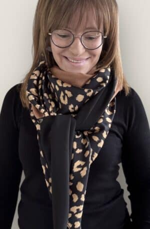 Ellécie crée des foulards élégants et uniques pour les femmes, alliant qualité et créativité. Chaque foulard est conçu en édition limitée avec une attention particulière à l’éthique et à l’originalité, offrant un accessoire qui permet à chaque femme de se sentir spéciale.