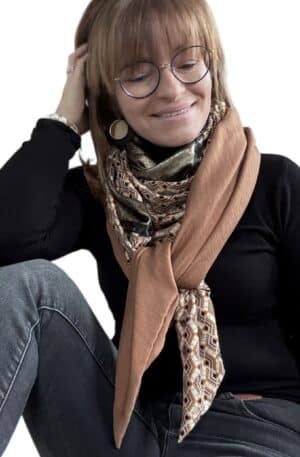 Ellécie crée des foulards élégants et uniques pour les femmes, alliant qualité et créativité. Chaque foulard est conçu en édition limitée avec une attention particulière à l’éthique et à l’originalité, offrant un accessoire qui permet à chaque femme de se sentir spéciale.