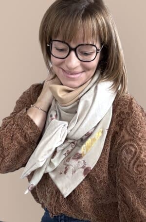 Ellécie crée des foulards élégants et uniques pour les femmes, alliant qualité et créativité. Chaque foulard est conçu en édition limitée avec une attention particulière à l’éthique et à l’originalité, offrant un accessoire qui permet à chaque femme de se sentir spéciale.